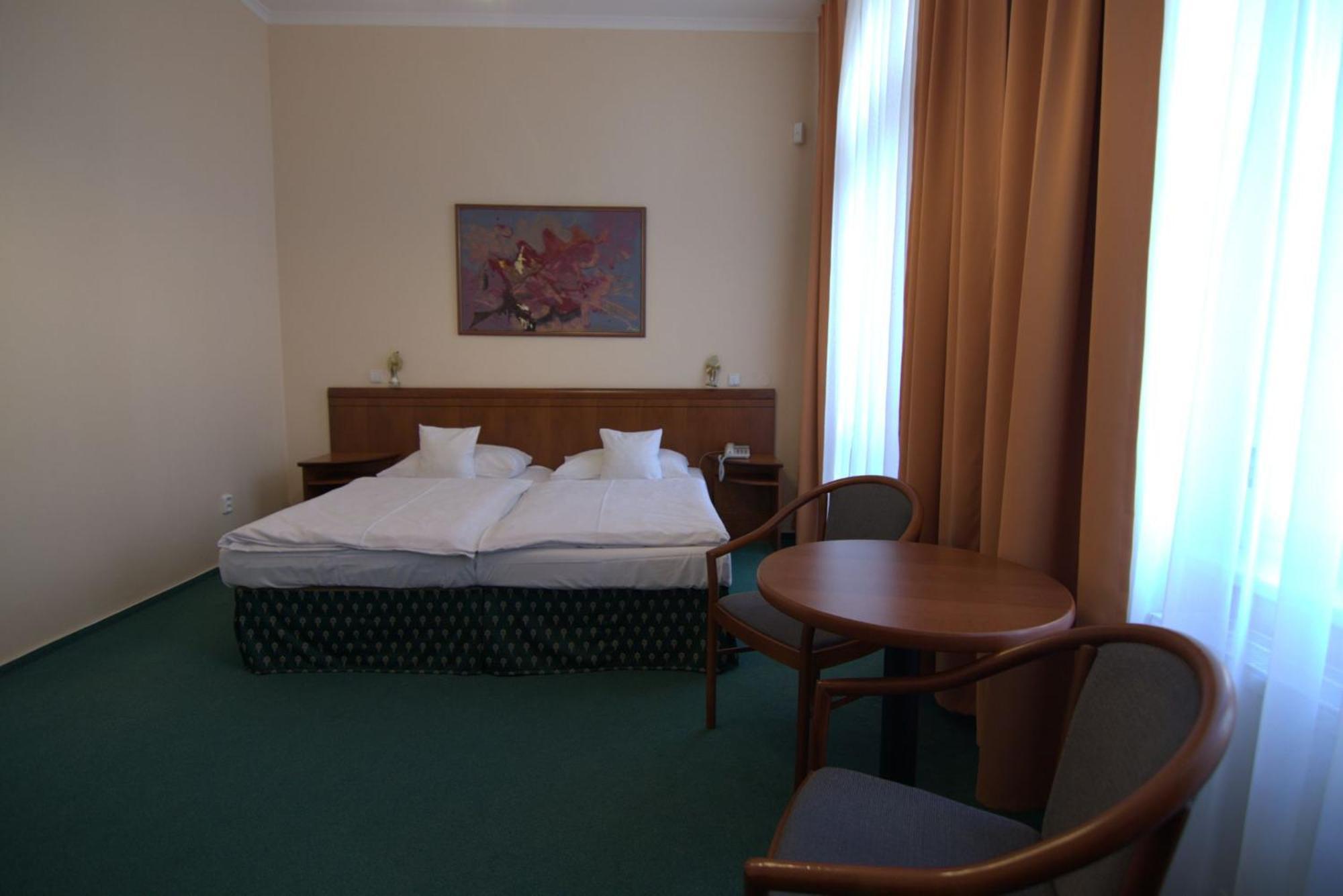 Hotel Westend マリアーンスケー・ラーズニェ エクステリア 写真