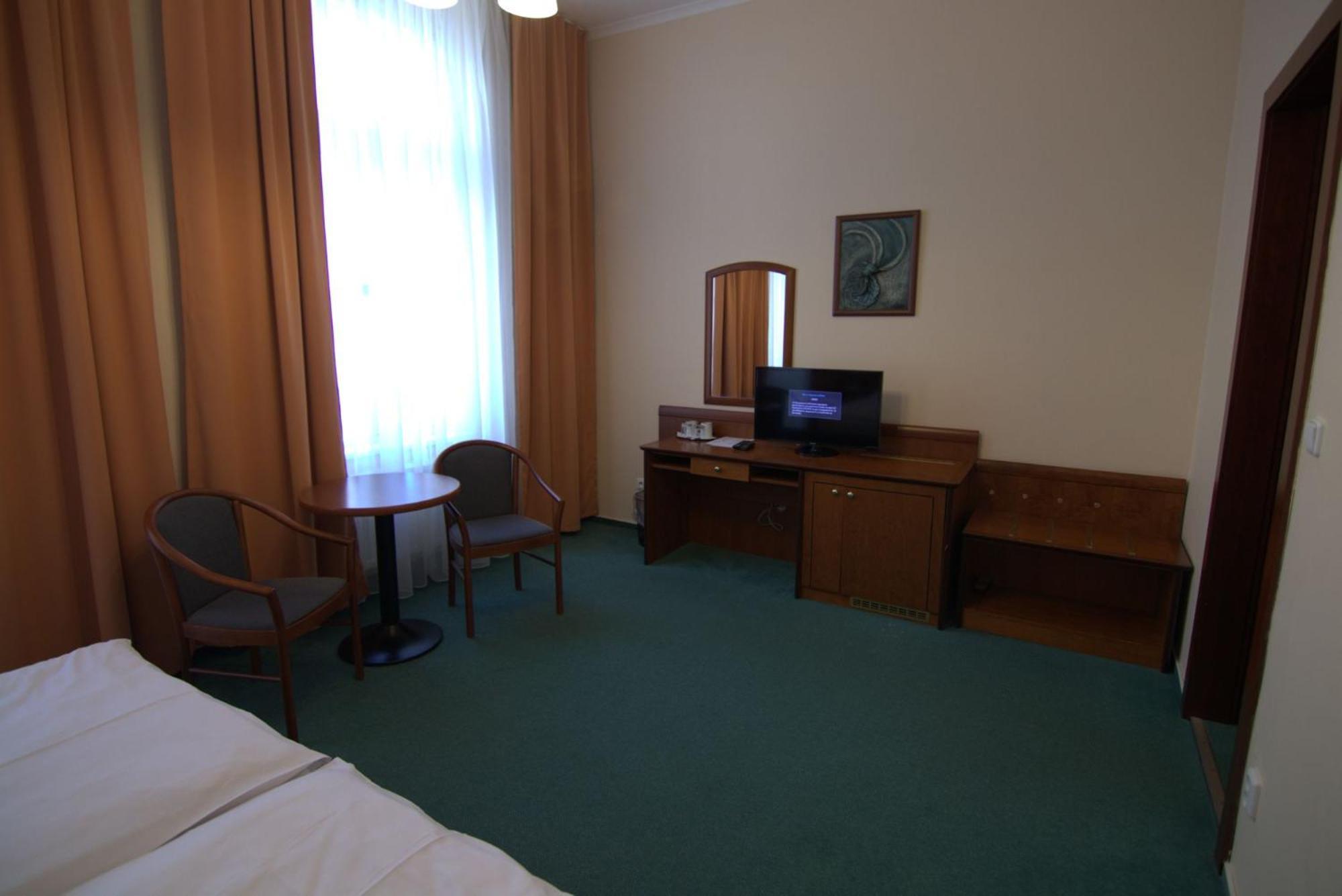 Hotel Westend マリアーンスケー・ラーズニェ エクステリア 写真